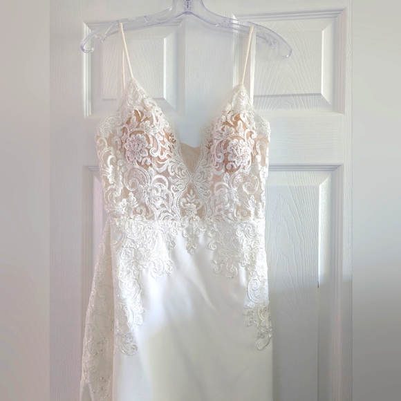 Boutique Wedding Dress (never worn) - Picture 1 of 11